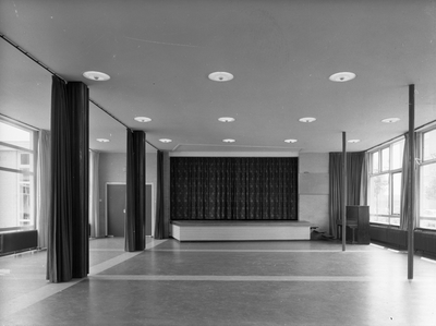 87239 Interieur van de School voor Individueel Voortgezet Onderwijs, later de P.F. van Overbeekeschool, (Barnsteenlaan ...